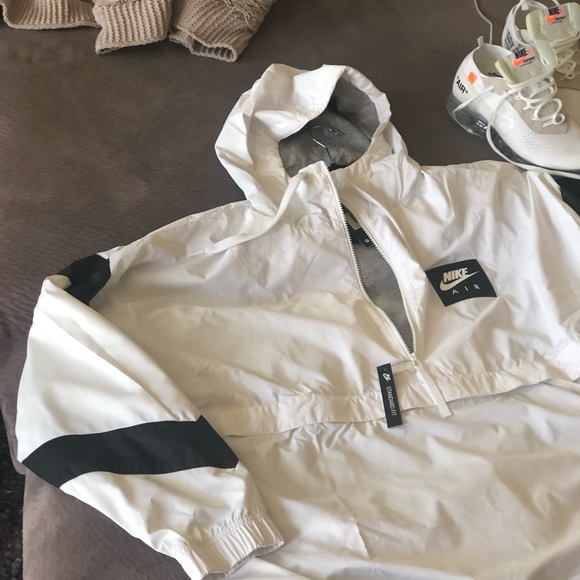 Wind breaker hoodie - Picture 2 of 3